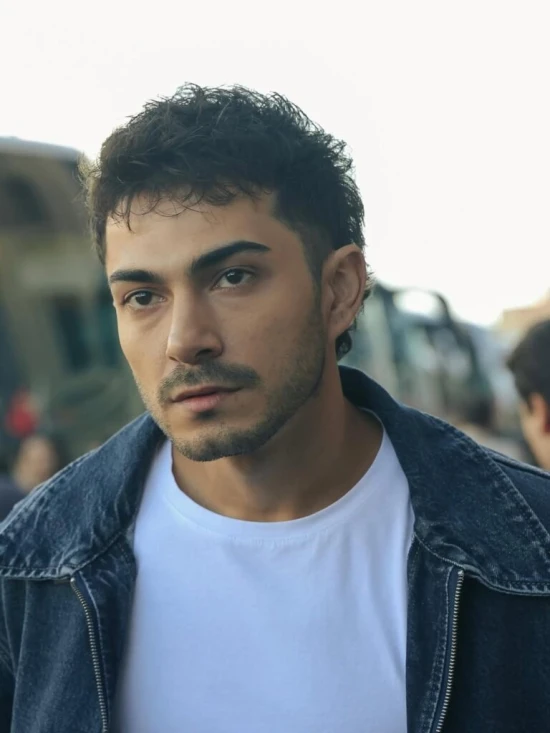 İlker Aksum ve Öykü Gürman Altı Üstü İstanbul Gençlik Dizisi