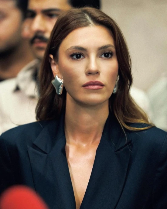 Yüsra Geyik Nihal Karakteri Sacide Taşaner Pamuk Altı Üstü İstanbul